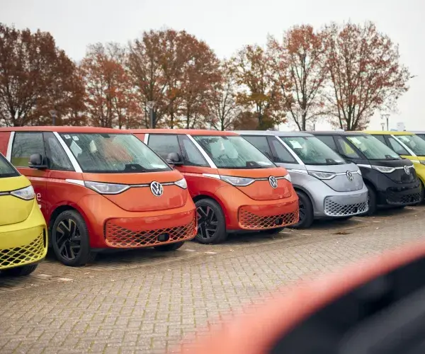 Verschillende ID. Buzz Cargo in een rij opgesteld