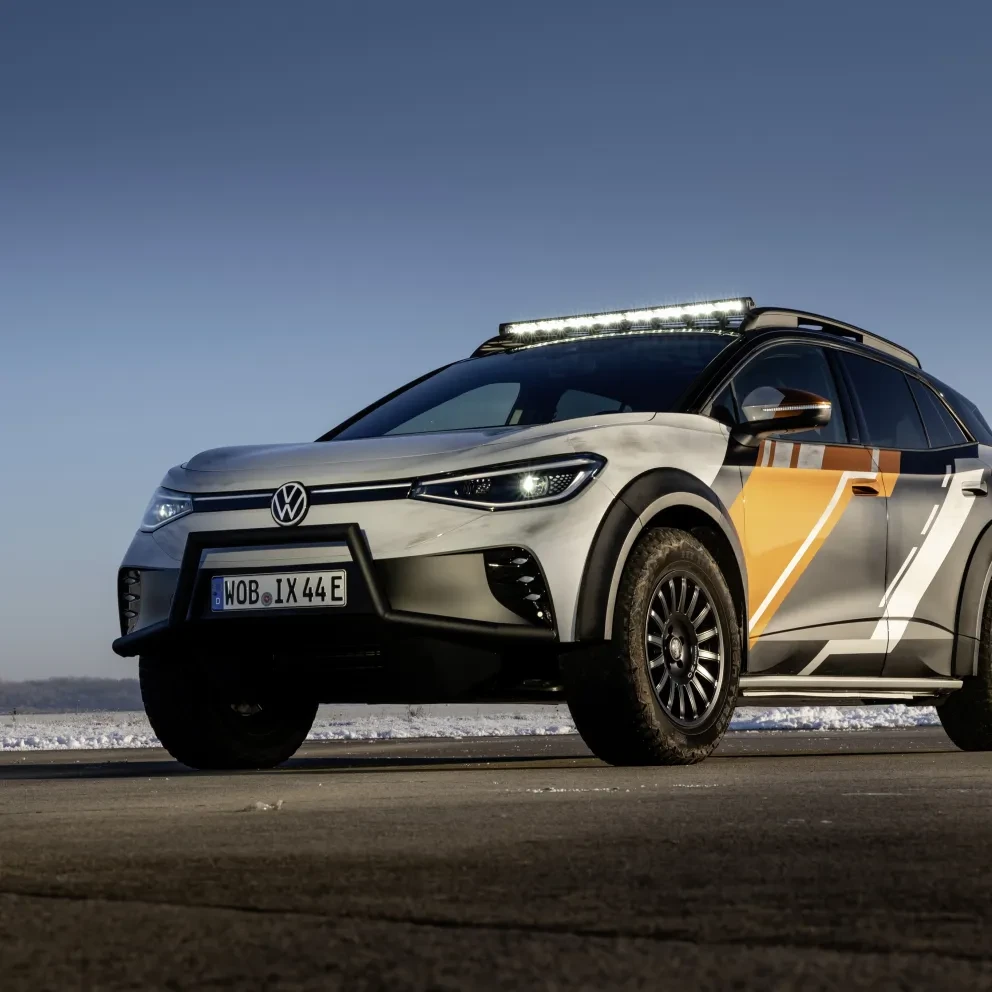 Volkswagen ID. Extreme op een weg in de sneeuw