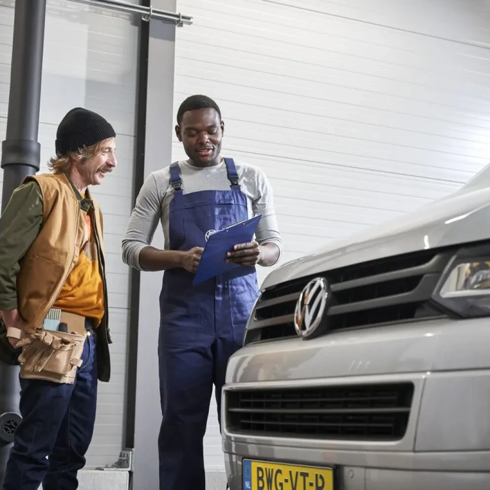 Monteur met klant bij Volkswagen Transporter