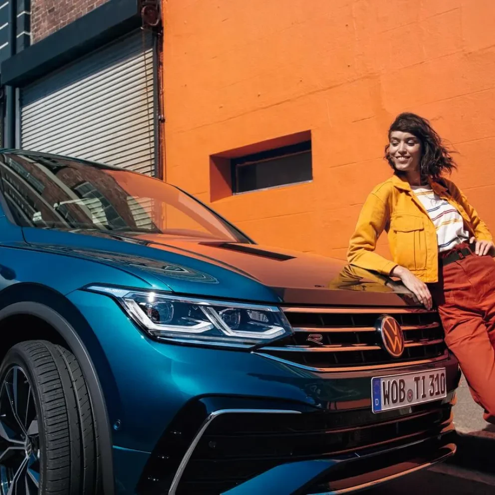 Vrouw bij Volkswagen Tiguan