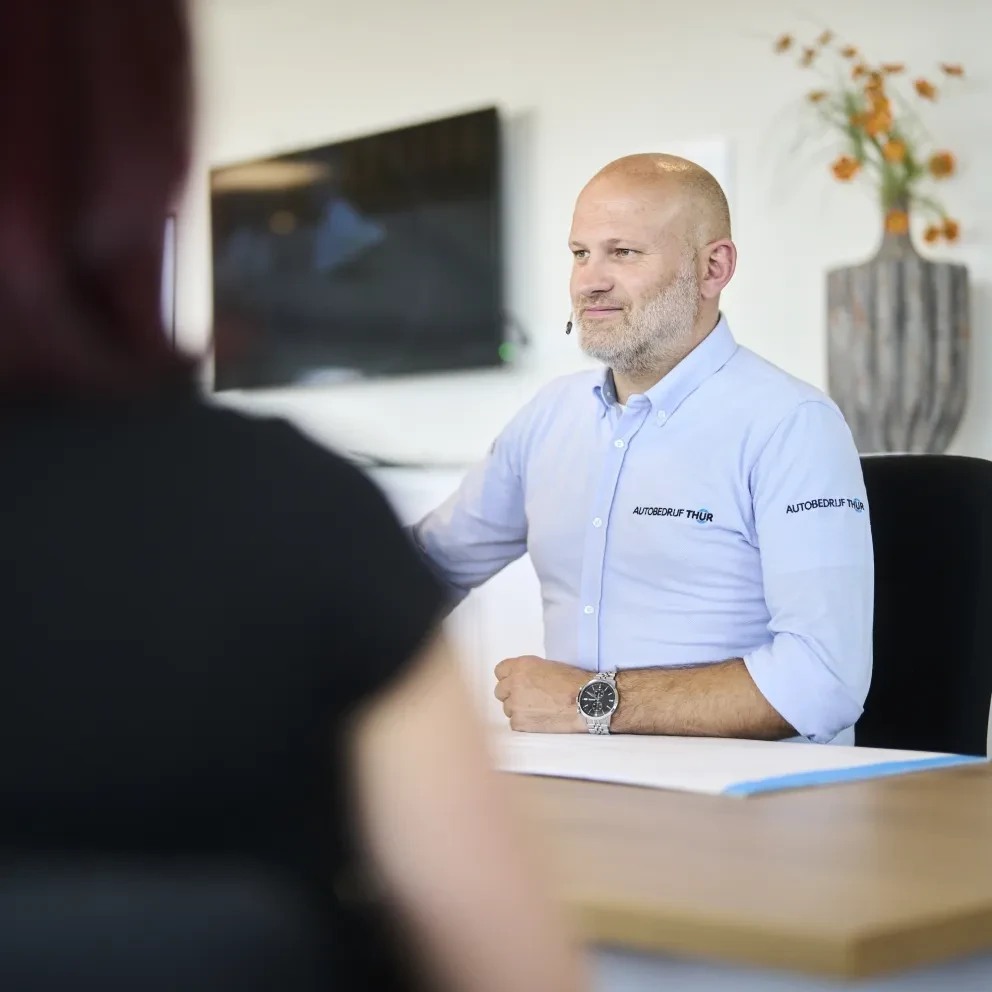 Service adviseur in gesprek met klant
