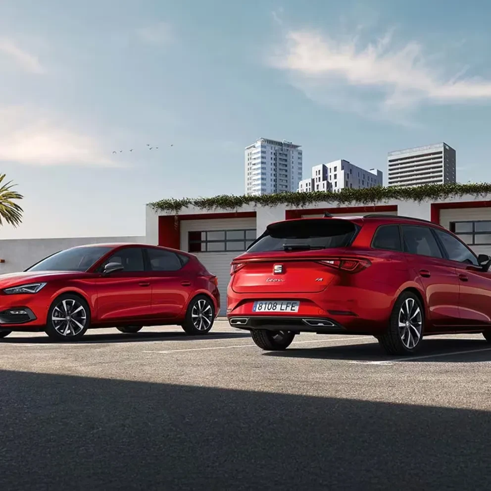 Twee rode SEAT Leon's op een oprit