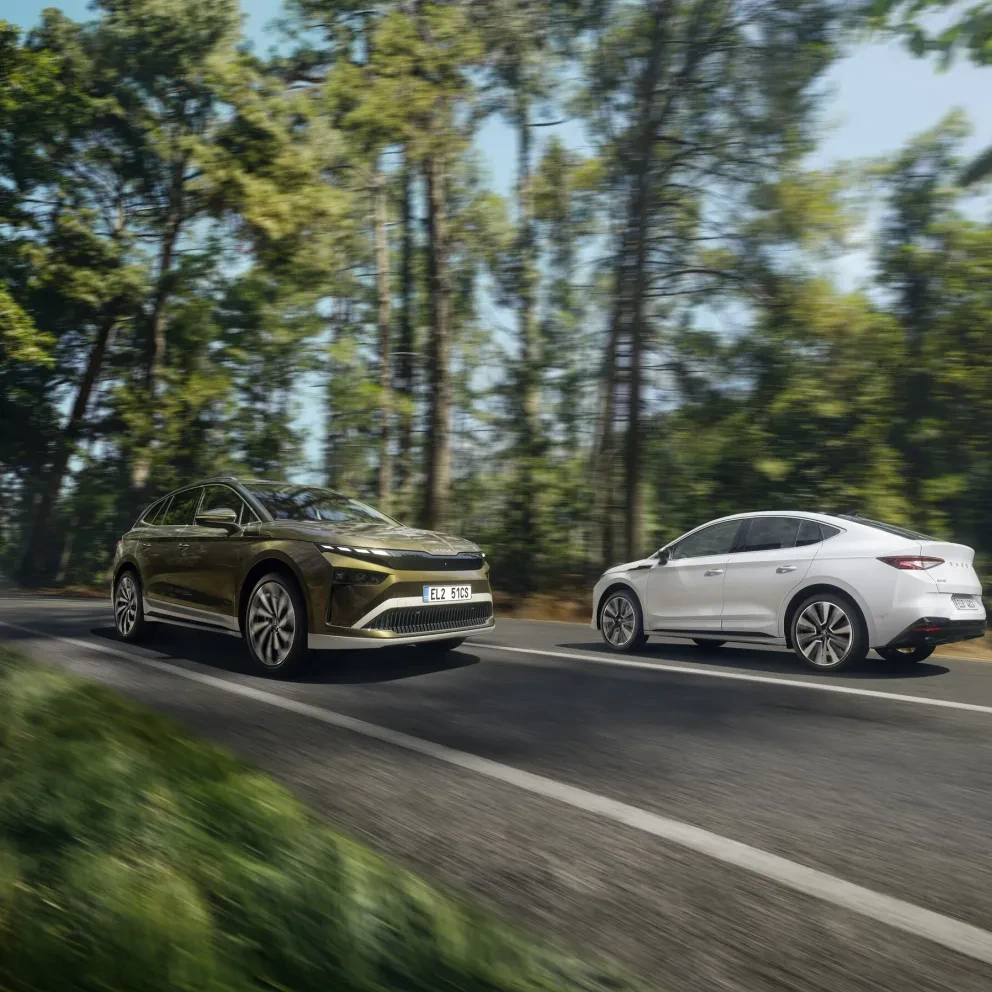 Twee Skoda Enyaq die in tegengestelde richting rijden op een weg