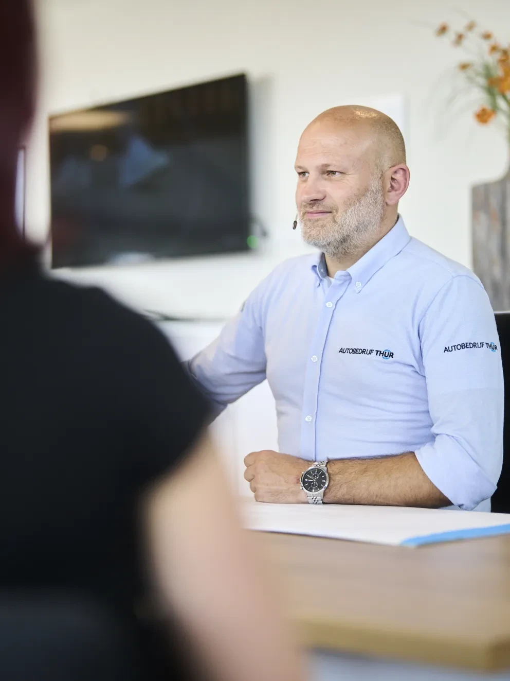 Service adviseur in gesprek met klant