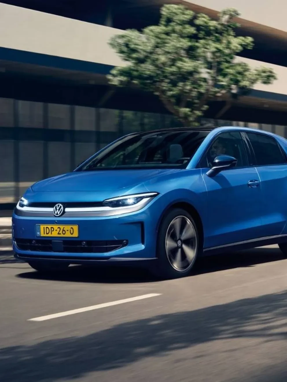 Blauwe Volkswagen ID. Polo rijdend op straat