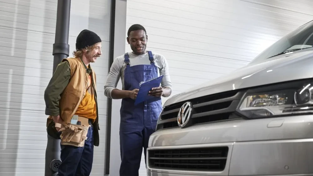 Monteur met klant bij Volkswagen Transporter