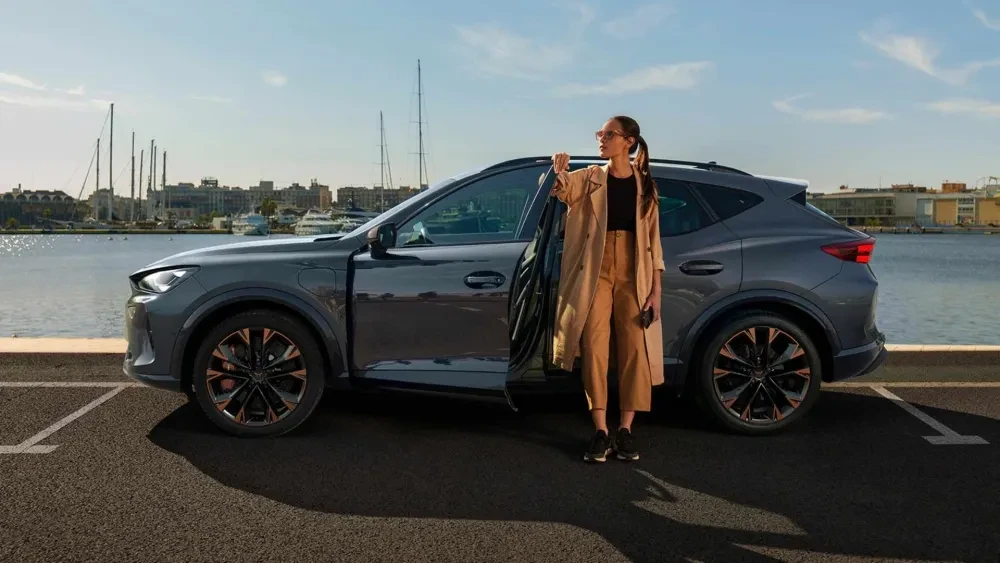 Vrouw die voor een CUPRA Formentor staat