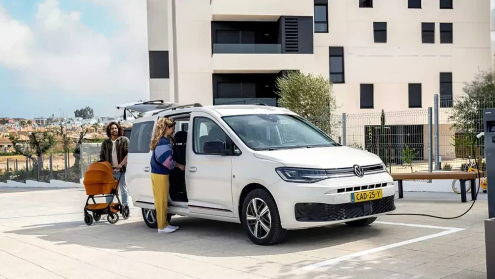 Gezin dat in de Caddy Kombi eHybrid stapt