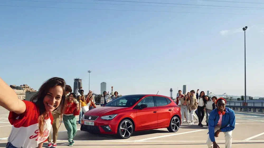 Selfie met een groep mensen rondom een SEAT Ibiza