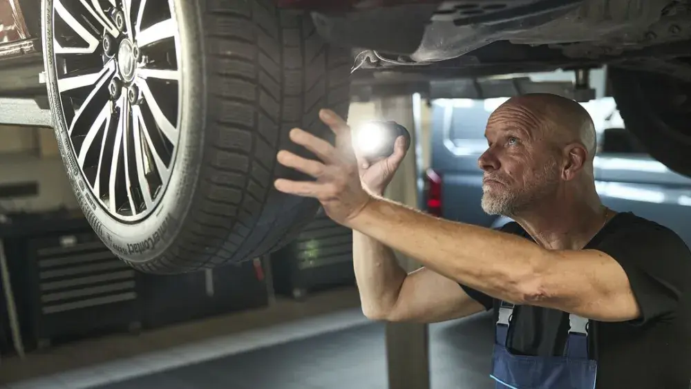 Monteur die de banden checkt van een Volkswagen