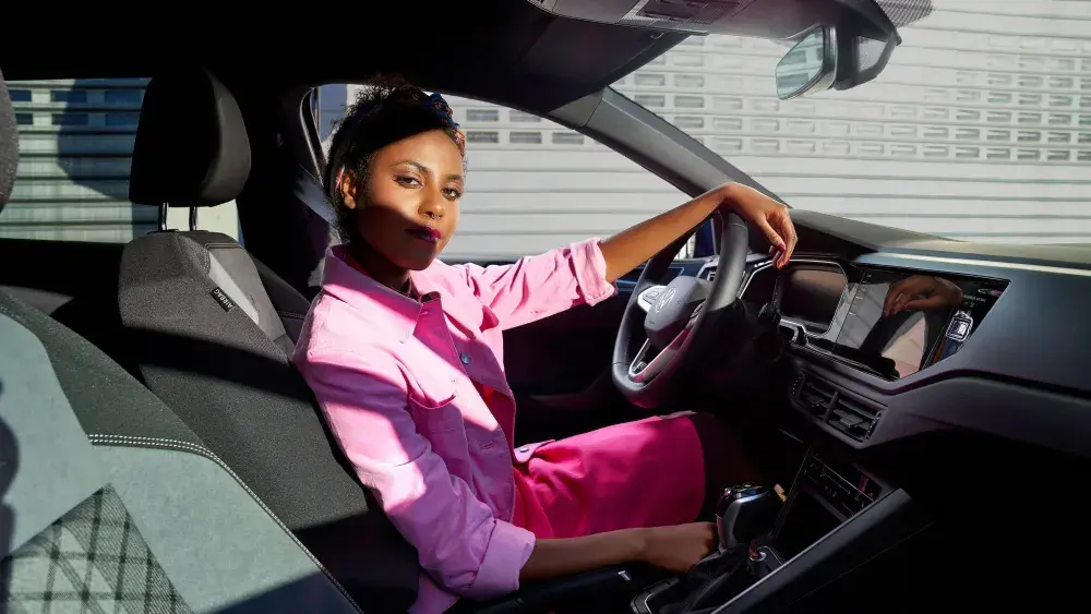 Vrouw zittend achter het stuur in een Volkswagen