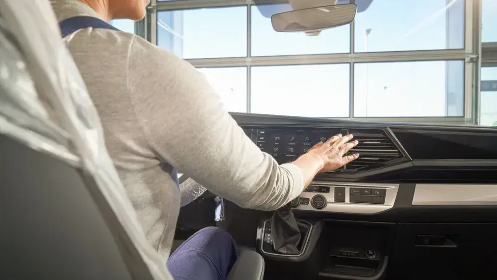 Monteur in een Volkswagen die de airco checkt