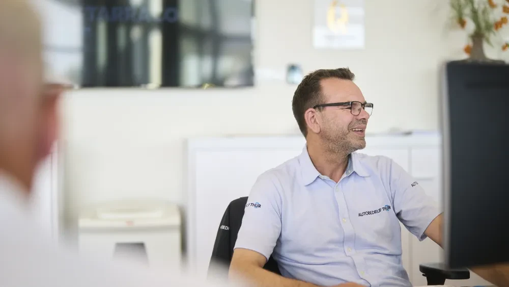 Service adviseur achter de balie