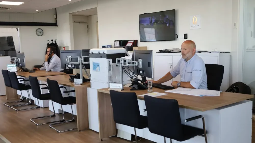 Service adviseurs aan het werk bij de servicebalie