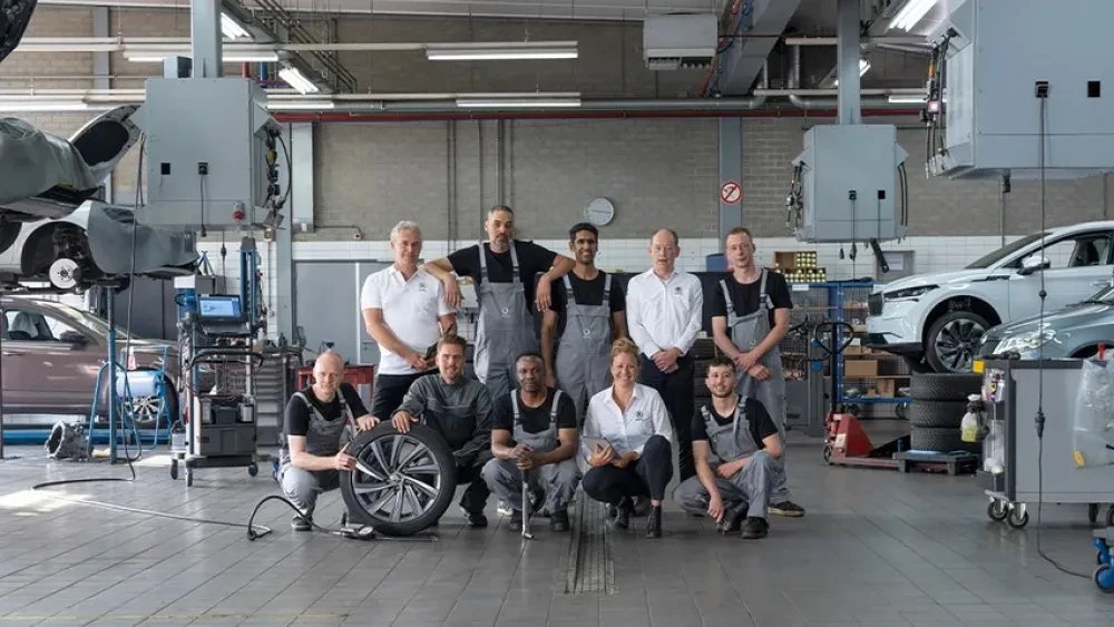 Monteurs en service adviseur poserend in de werkplaats