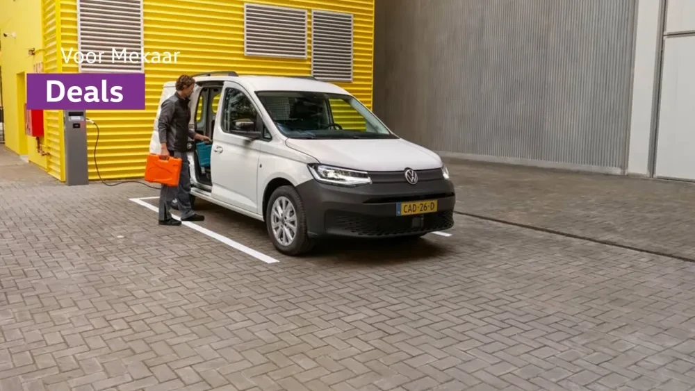 Witte Caddy Cargo voor een gele loods