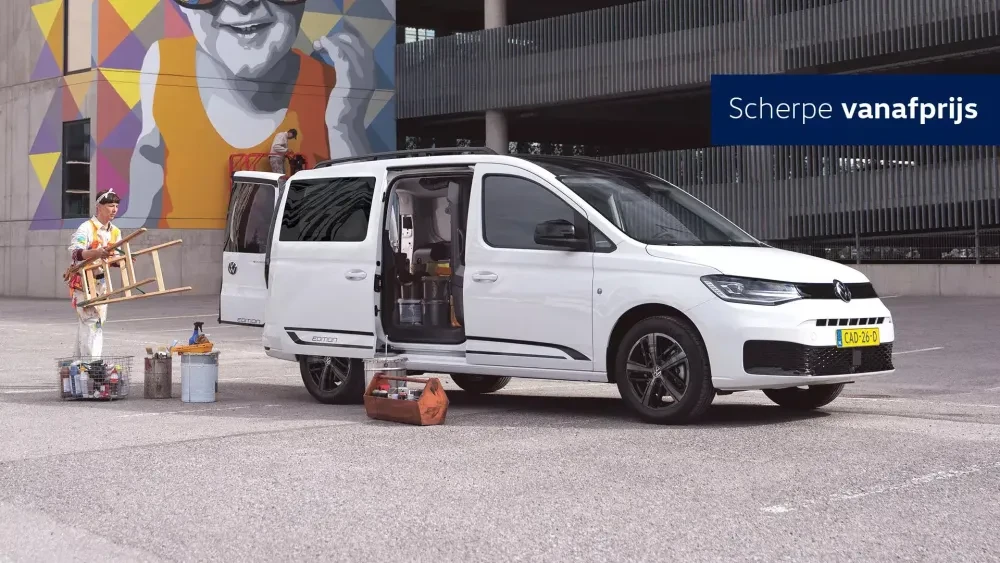 Schilder loopt met een ladder naar een Caddy Cargo