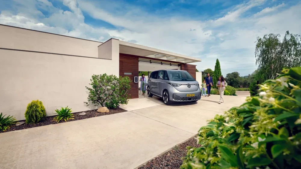 ID. Buzz op een oprit voor een garage