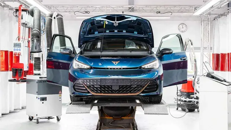 CUPRA Born in een service garage