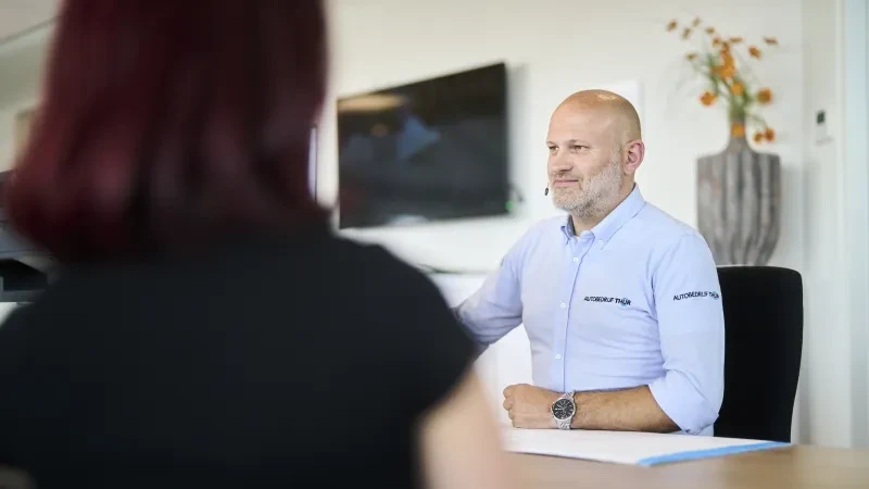 Service adviseur in gesprek met klant