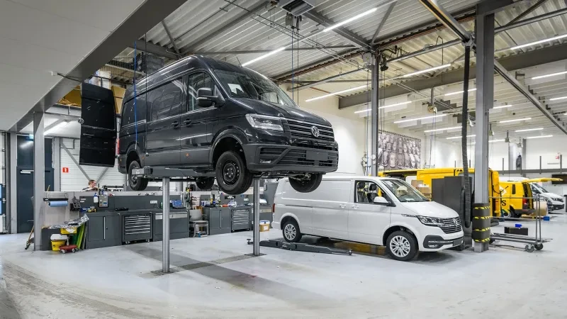 Volkswagen Crafter op brug in de werkplaats