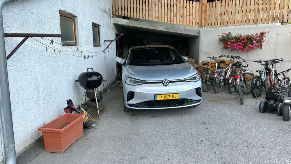 Laden VW ID.4 GTX in stal van vakantieboerderij