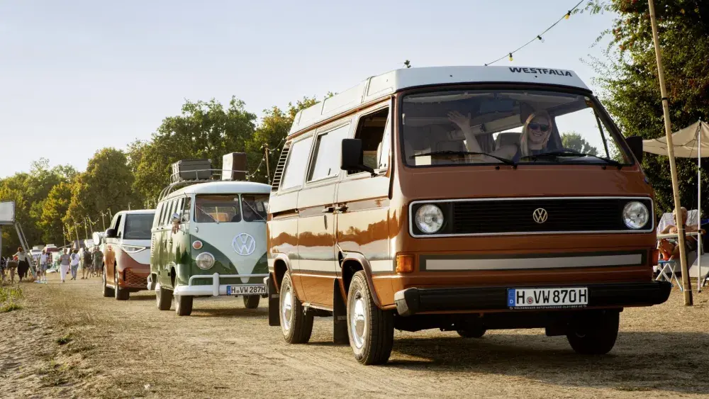 3 Volkswagenbusjes op een festival